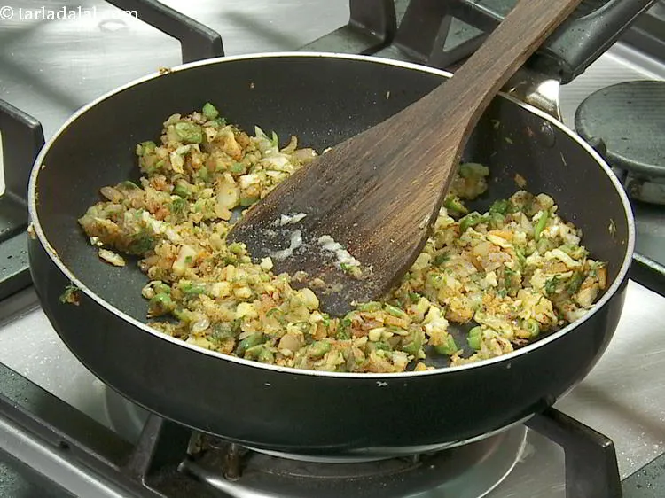 स्टेप 11 – नमक डालें और अच्छी तरह मिलाएं। मध्यम आंच पर १ …