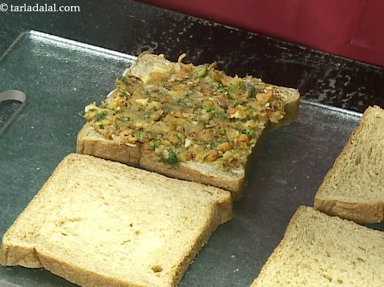 स्टेप 14 – टॉपिंग के एक हिस्से को फैलाएं।