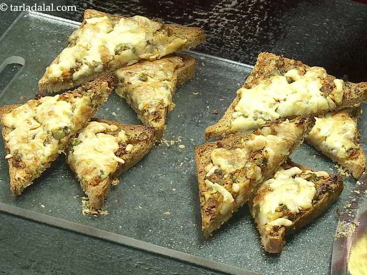 स्टेप 17 – <strong>मसाला चीज़ टोस्ट</strong> को तिरछा काटें।