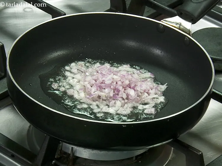 स्टेप 3 – तेल गरम होने के बाद प्याज़ डालें।