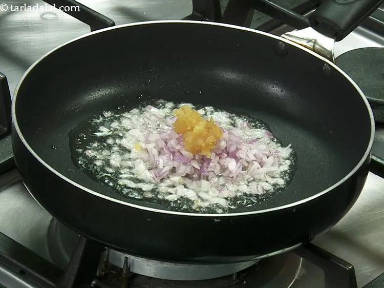 स्टेप 4 – लहसुन का पेस्ट डालें। अगर आपको अपना भोजन मसालेदार पसंद …