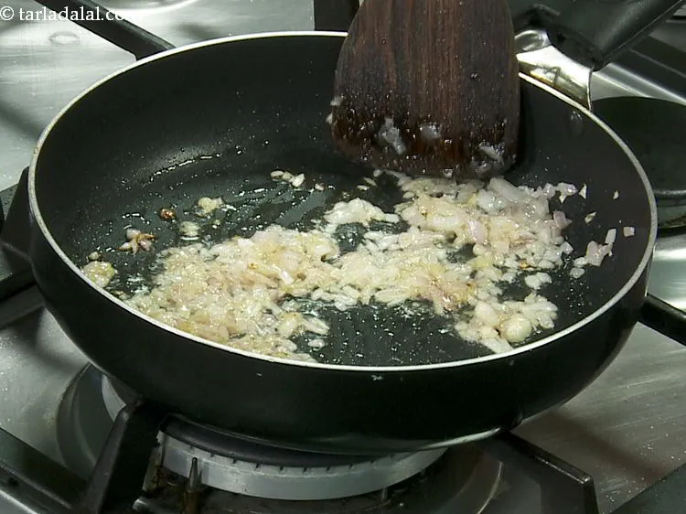 स्टेप 5 – अच्छी तरह से मिलाएं और मध्यम आंच पर १ मिनट …