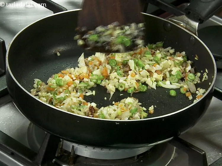 स्टेप 7 – २ मिनट के लिए या जब तक सब्जियां नरम नहीं …