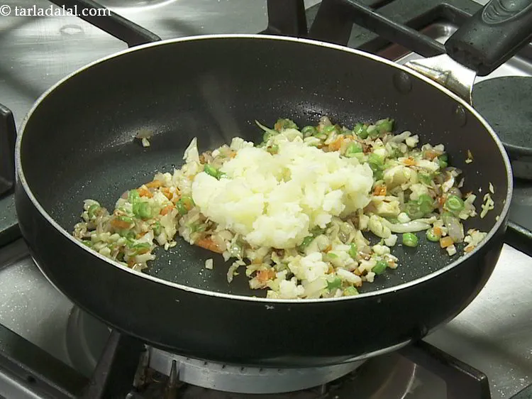स्टेप 8 – आलू डालें। इस रेसिपी में हमने जिन सब्जियों का जिक्र …