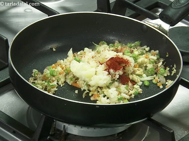 स्टेप 9 – मिर्च पाउडर डालें। अपनी पसंद के अनुसार कम या ज्यादा …