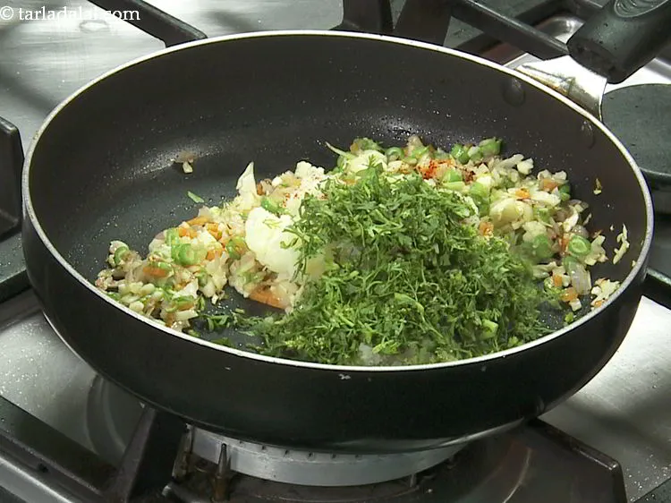 स्टेप 10 – नींबू का रस और धनिया डालें। यदि आपके पास ताजा …