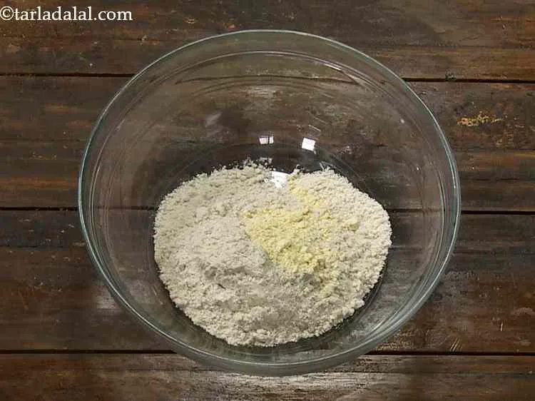 Step 2 – To this, add just a little besan which gives a nice flavour and crsipy texture …