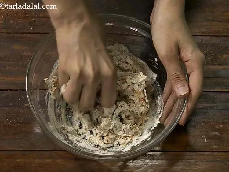 Step 7 – Mix all the ingredients together so that the masalas are evenly distributed throughout the flour.