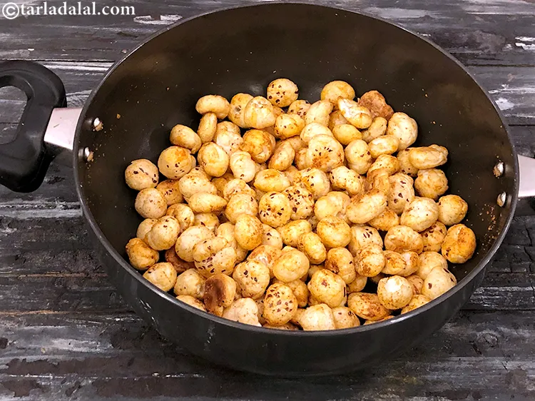 Step 11 – <meta charset="UTF-8" /> Mix <strong>masala makhana |&nbsp;spicy masala makhana&nbsp;|&nbsp;healthy makhana&nbsp;|masala phool makhana&nbsp;|&nbsp;roasted makhana in 10 …