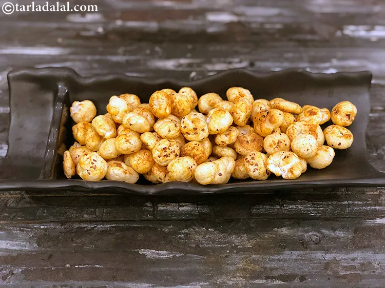 Step 12 – <meta charset="UTF-8" />Serve the&nbsp;masala makhana&nbsp;immediately.