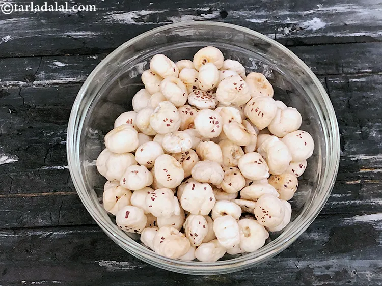Step 4 – Transfer the makhanas in the deep bowl and keep aside.