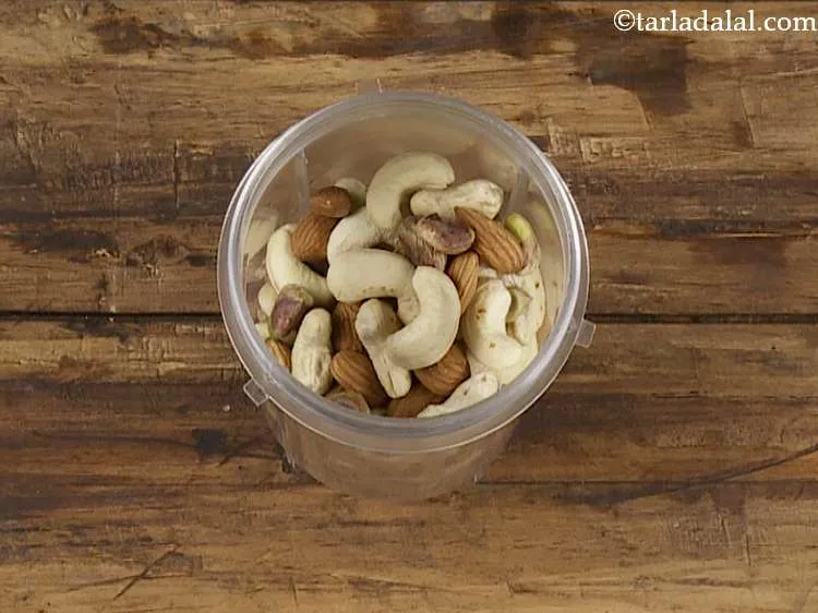 स्टेप 6 – कटोरे की सभी सामग्री को एक मिक्सर जार में डालें।