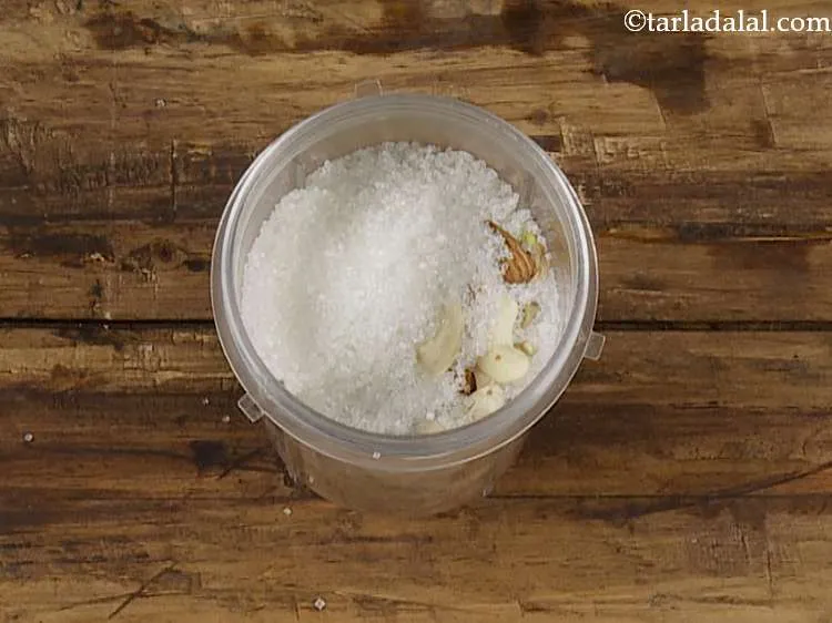 स्टेप 7 – शक्कर डालें। बड़े क्रिस्टल की तुलना में छोटे क्रिस्टल वाली …