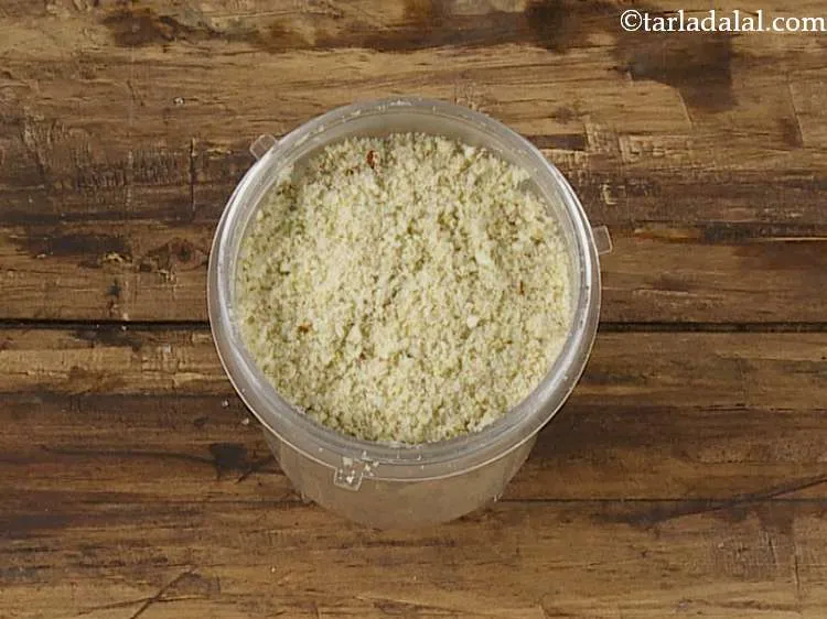 स्टेप 8 – मिक्सर का ढक्कन बंद करें और सभी सामग्री को एक …