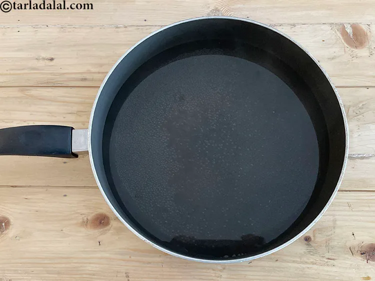 स्टेप 4 – एक पैन में पानी गर्म करें और उबलने तक रखें।&nbsp;