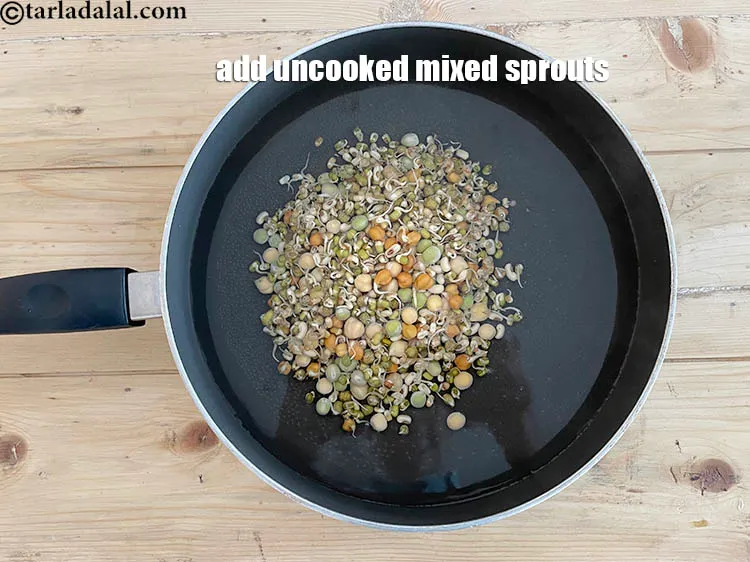 स्टेप 5 – मिश्रित स्प्राउट्स डालें।&nbsp;हम मुंबई में अपने स्थानीय बाजार से तैयार …