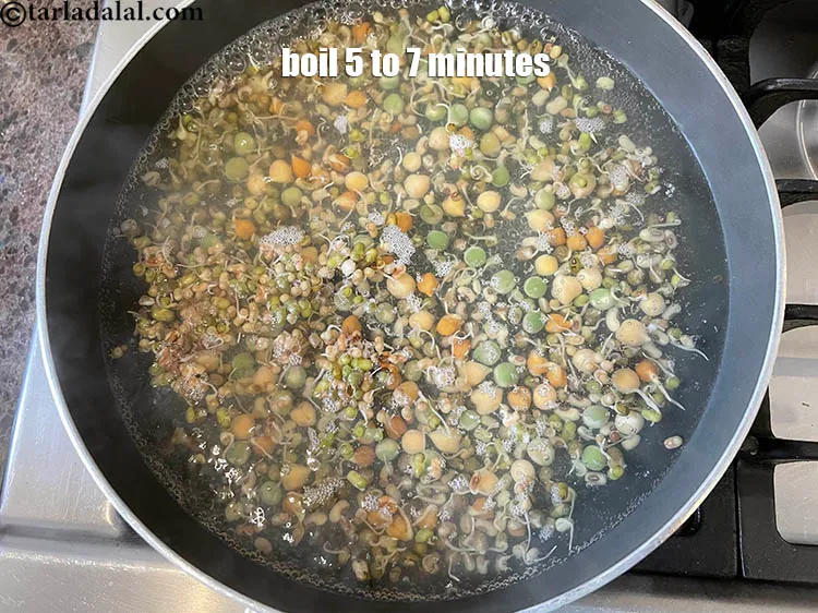 स्टेप 6 – इसे 5 से 7 मिनट तक उबलने दें।&nbsp;