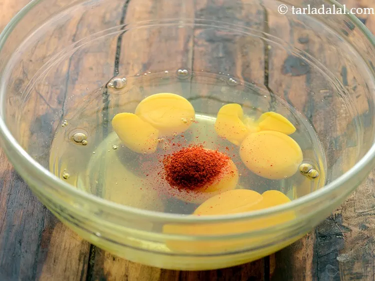 स्टेप 4 – मिर्च पाउडर डालें।