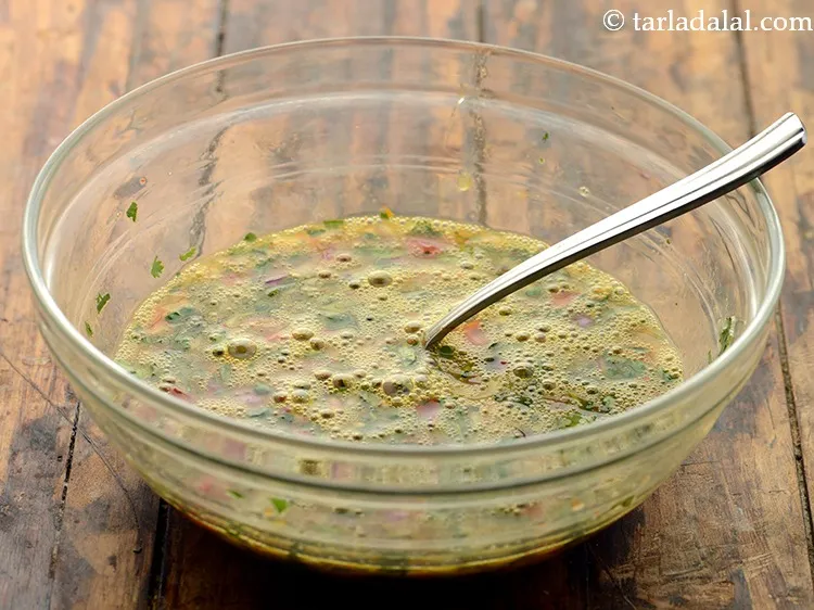 स्टेप 12 – अच्छी तरह से मिलाएं और हमारा <strong>एग मसाला ऑमलेट</strong> का …