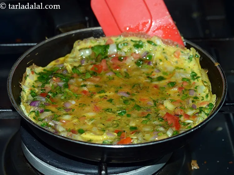 स्टेप 15 – मध्यम आंच पर २ मिनट तक पकाएं जब तक ऑमलेट …