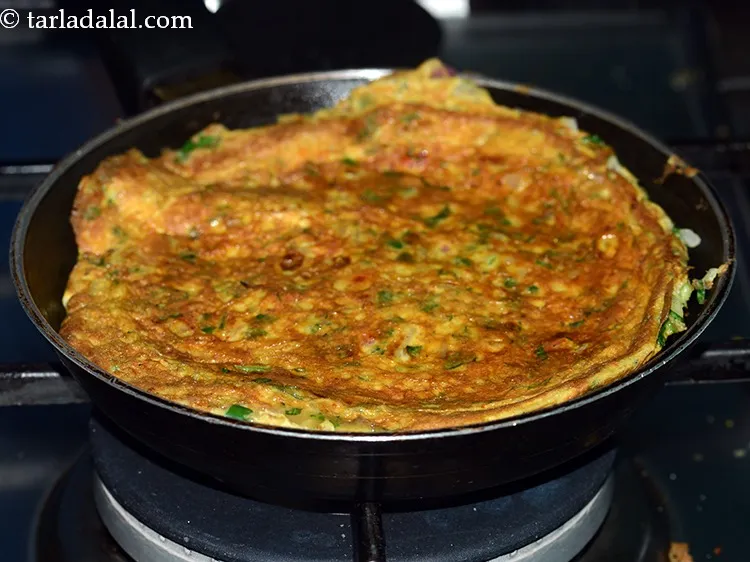 स्टेप 16 – जब बेस ऊपर हो जाता है, तो <strong>ऑमलेट</strong> को सावधानी …