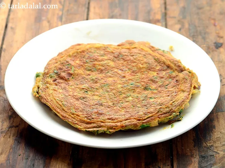 स्टेप 17 – एक प्लेट में <strong>भारतीय मसाला ऑमलेट</strong> निकालें। <strong>मसाला ऑमलेट</strong> को …