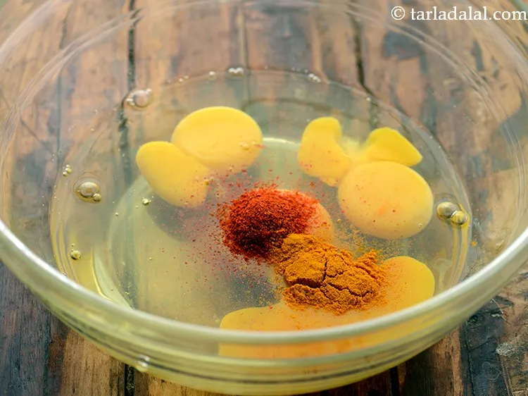 स्टेप 5 – हल्दी पाउडर डालें।