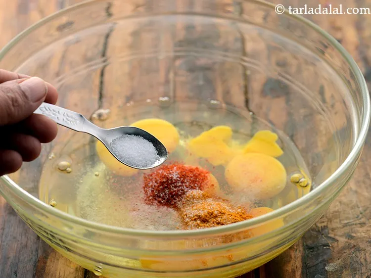 स्टेप 6 – नमक डालें। कई लोग ऑमलेट को फुज्जीदार और समृद्ध बनावट …