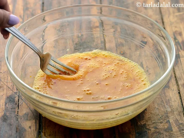 स्टेप 7 – एक कांटे का उपयोग करके अच्छी तरह से फेंट लें।