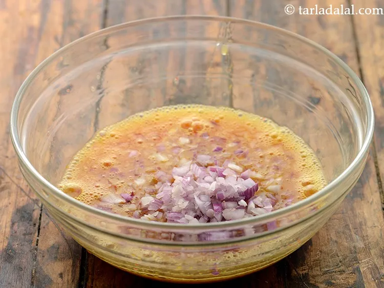 स्टेप 8 – सभी बची हुई सामग्री डालें और शुरूआत प्याज के साथ …