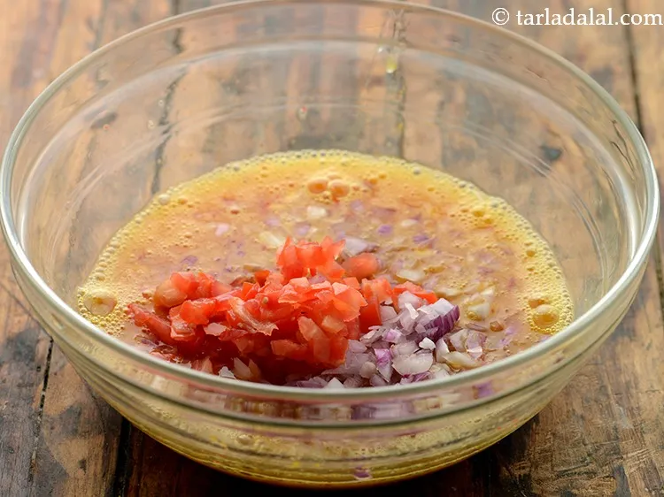 स्टेप 9 – बारीक कटे हुए टमाटर डालें।