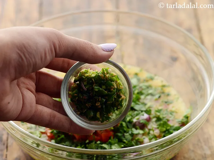 स्टेप 11 – हरी मिर्च डालें। अदरक, लहसुन, हरा प्याज, पुदीना, शिमला मिर्च, …