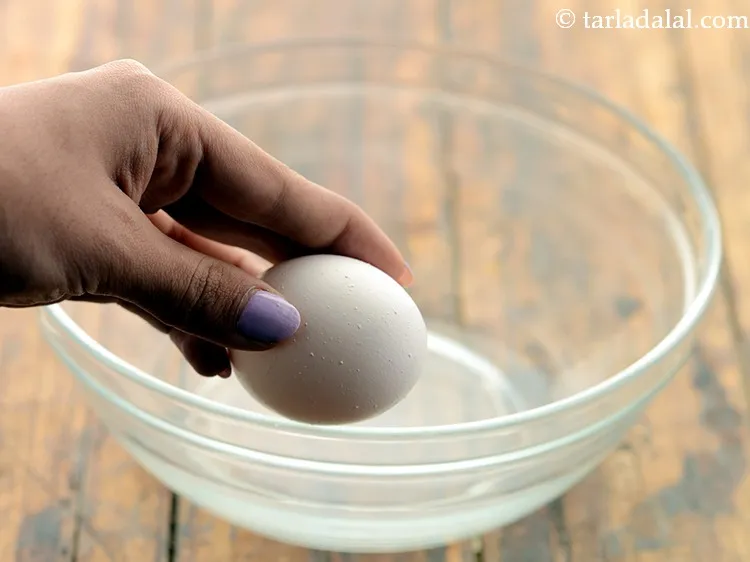 Step 2 – To make&nbsp;<strong>masala omelette pav | Mumbai roadside&nbsp;omelette&nbsp;pav | egg&nbsp;omelette&nbsp;pav | masala omelette sliders |</strong>&nbsp;hold an …