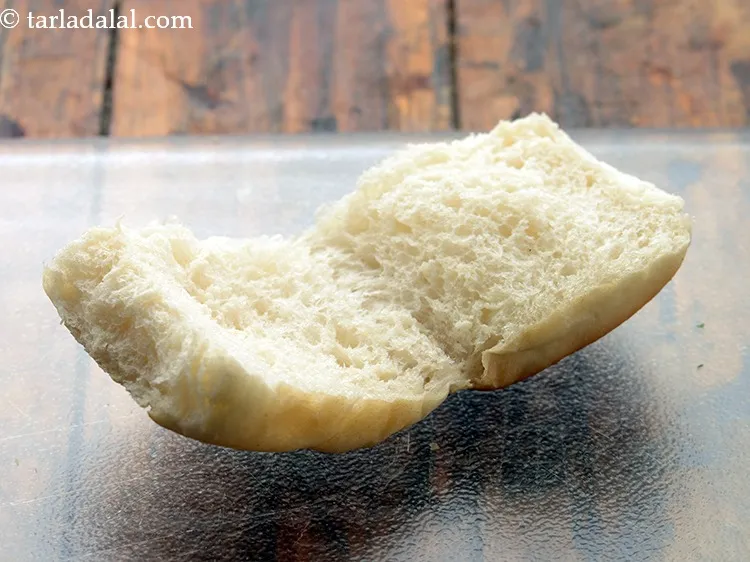 Step 19 – To prepare <strong>Mumbai roadside masala omelette pav</strong>, slit the ladi pavs using a bread knife …