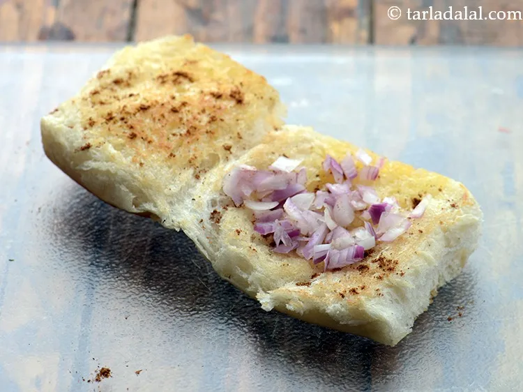 Step 25 – Sprinkle 1 tbsp of onions on the lower side of the ladi pav.