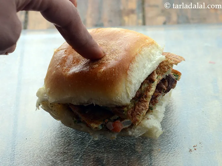 Step 28 – <div> Close the pav and press it lightly. Our&nbsp;<strong>masala omelette pav | Mumbai roadside&nbsp;omelette&nbsp;pav | …