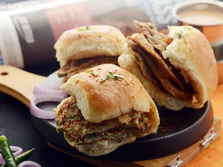 Step 29 – Serve&nbsp;<strong>masala omelette pav | Mumbai roadside&nbsp;omelette&nbsp;pav | egg&nbsp;omelette&nbsp;pav | masala omelette sliders |</strong><strong>&nbsp;</strong>immediately.