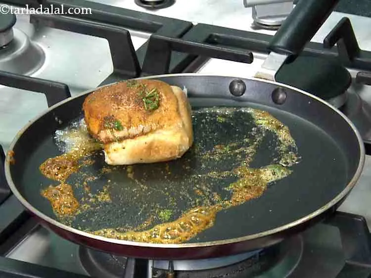 स्टेप 9 – इसके ऊपर पाव रखें और इसे मध्यम आंच पर एक …