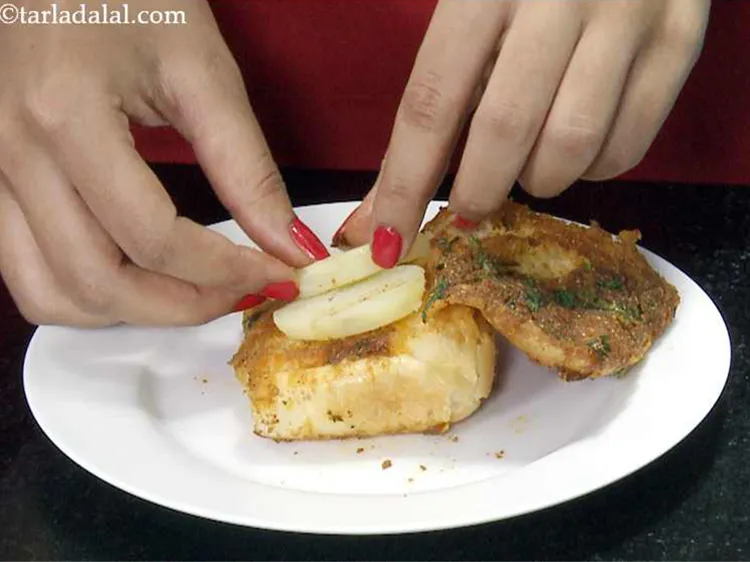 स्टेप 11 – इसे २ आलू के स्लाइस के साथ स्टफ करें। आप …