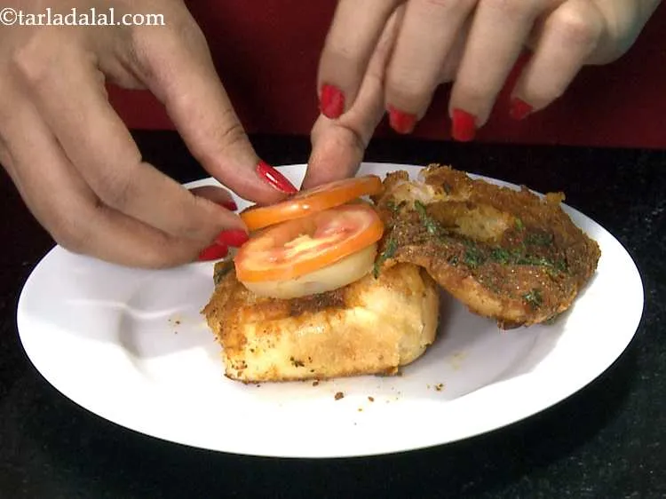 स्टेप 12 – २ टमाटर स्लाइस डालें। केवल इन सब्जियों का उपयोग करना …