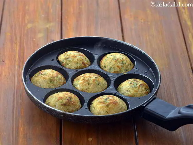 स्टेप 16 – शेष घोल के साथ अधिक <strong>मसाला अप्पे (पनियारम)</strong> बनाने के …