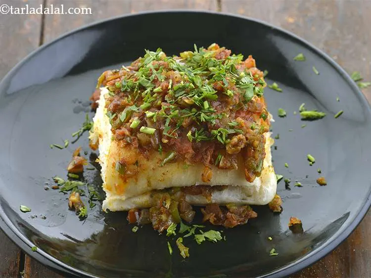 Step 20 – Garnish the <strong>Masala Pav</strong> with coriander.