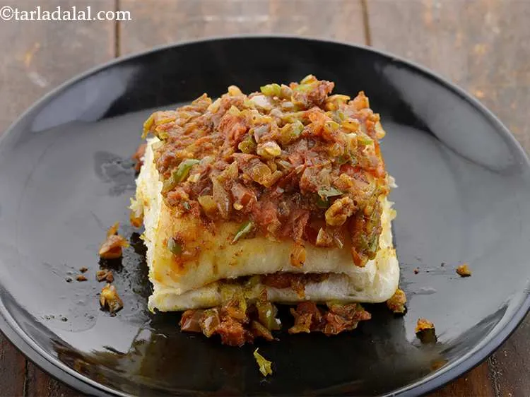 Step 19 – Microwave the&nbsp;<strong>Masala Pav</strong>&nbsp;on high for 30 seconds.