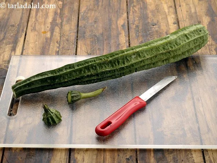 स्टेप 1 – <strong>तोरई की सब्जी&nbsp;</strong>बनाने के लिए |&nbsp;<strong>मसालेवाली तुरई रेसिपी</strong>&nbsp;&nbsp;|&nbsp;<strong>पौष्टिक तोरई की …