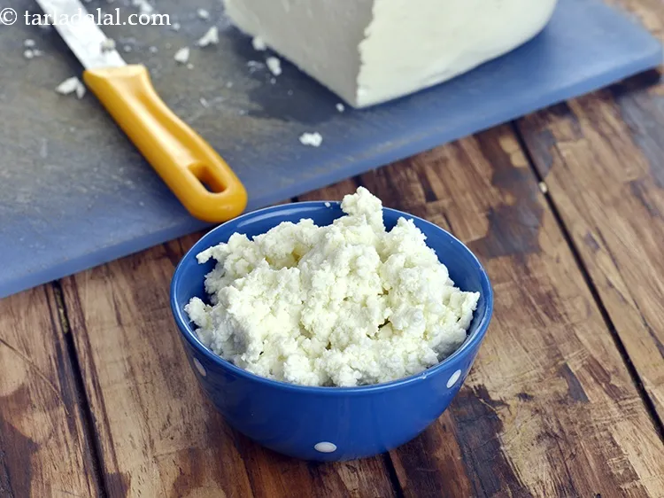 Step 43 – Switch off the flame and add 5 tbsp&nbsp;<a href="https://www.tarladalal.com/glossary-mashed-paneer-998i">mashed paneer (cottage cheese)</a>.