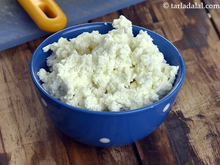 स्टेप 4 – पनीर को समतल प्लेट में रखें और मैश करें। एक …