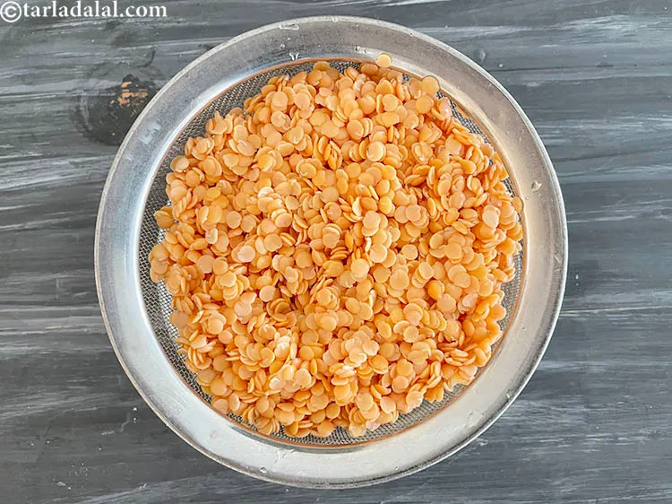 Step 8 – <meta charset="UTF-8" />Use a sieve and drain out the water.&nbsp;<strong>The&nbsp;masoor (split red lentil) dal&nbsp;is&nbsp;washed and …