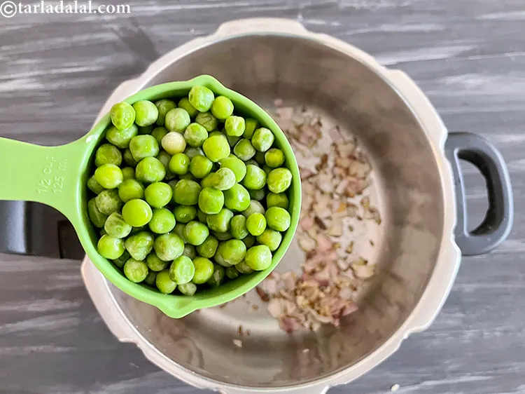 Step 23 – <meta charset="UTF-8" />Add&nbsp;1/2 cup&nbsp;<a href="glossary-green-peas-matar-hare-matar-vatana-180i">green peas</a>.