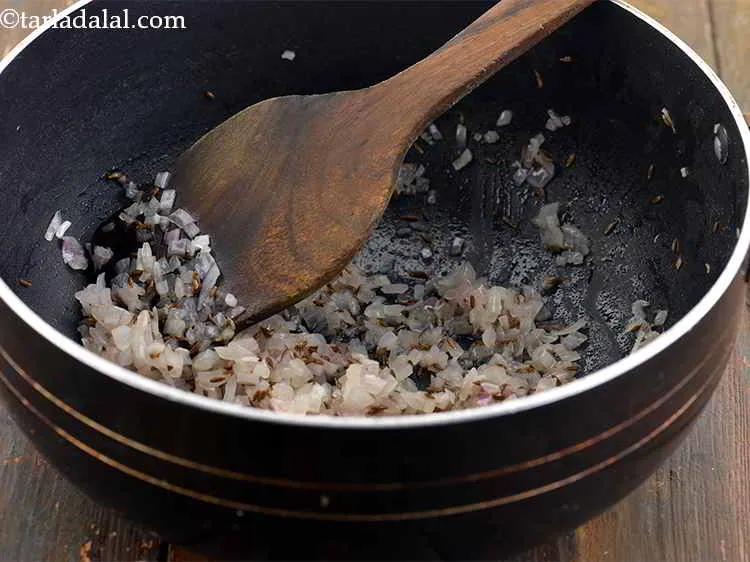 स्टेप 8 – प्याज़ डालें। मध्यम आंच पर २ से ३ मिनट के …