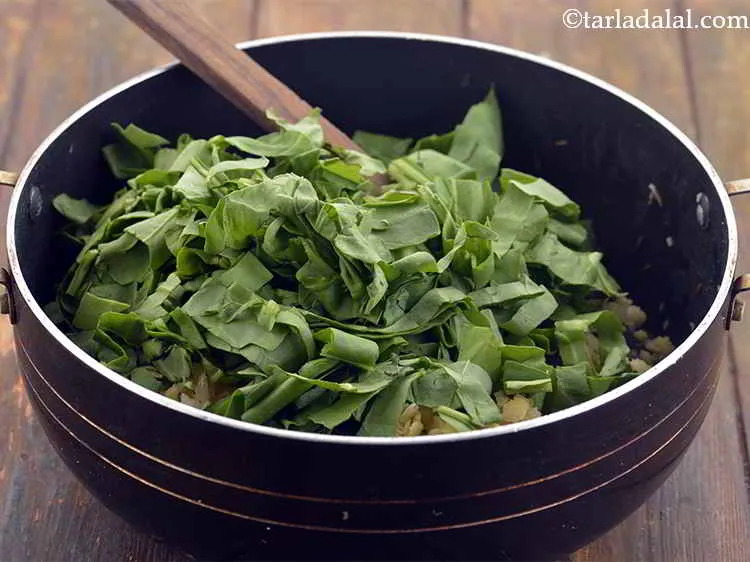 स्टेप 10 – <div> पालक डालें। पालक एक लोकप्रिय हरी पत्तेदार सब्जी है। …